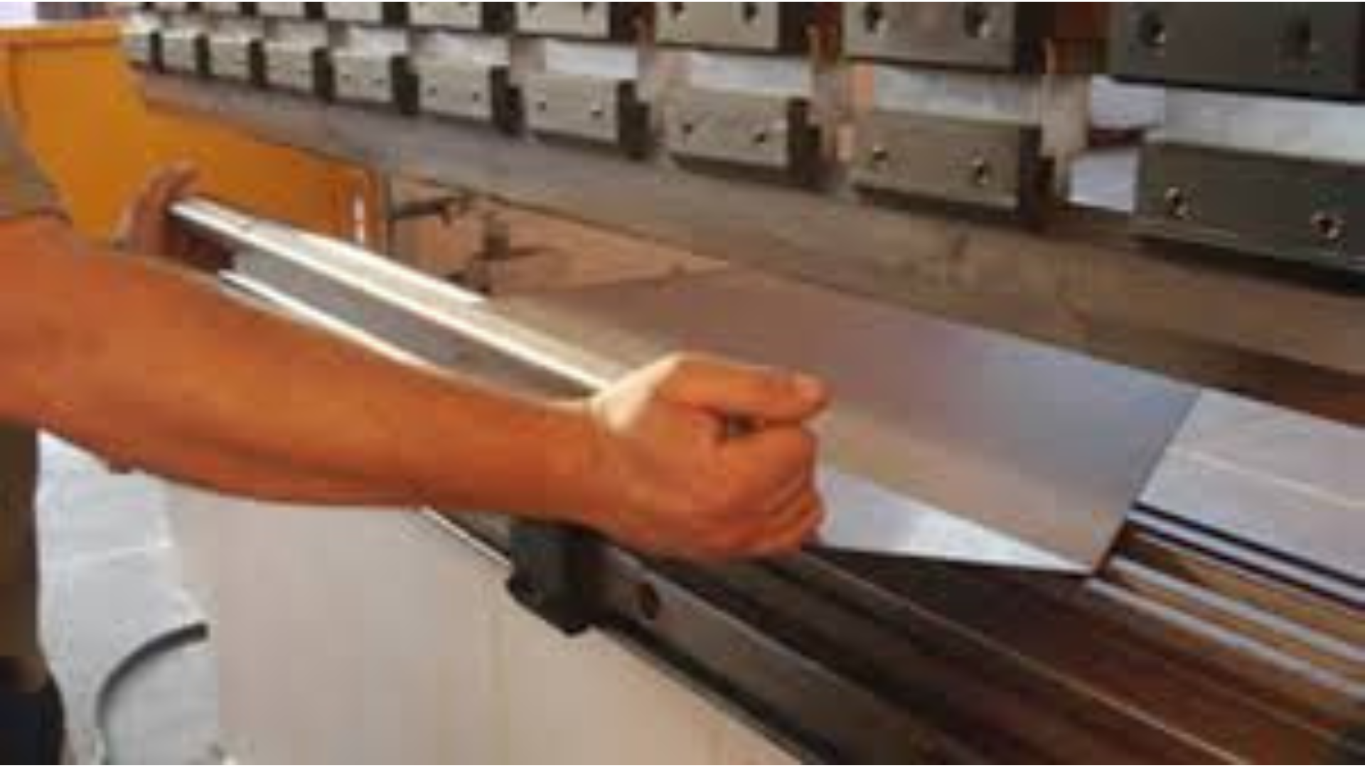 Fabricação de Calhas Rufos e Dutos sob medida, material de alta qualidade. Encontre aqui a melhor calha e o melhor rufo para casa.